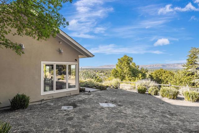 15010 Larga Vista Drive, Los Gatos CA: https://media.crmls.org/mediaz/b64108b3-abed-4dba-9069-3b622b64decf.jpg