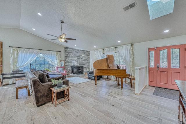 6640 Kim Ann Lane, Salinas CA: https://media.crmls.org/mediaz/b641726e-5586-4082-99be-9944423032cc.jpg