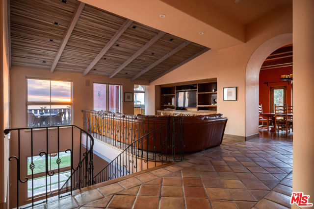 93 Laurel Drive, Rancho Palos Verdes CA: https://media.crmls.org/mediaz/b6420aee-a751-487d-8dac-3146d1ed53f7.jpg