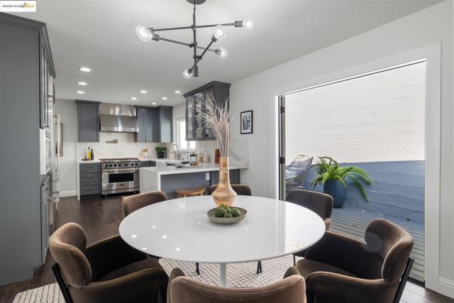 5646 Thornhill Dr, Oakland CA: https://media.crmls.org/mediaz/b64226cb-14f8-459b-9cd4-49466f2c7328.jpg