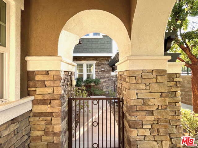 16414 W Nicklaus Drive,  CA: https://media.crmls.org/mediaz/b6423668-abef-47a0-a356-e688a0edad09.jpg