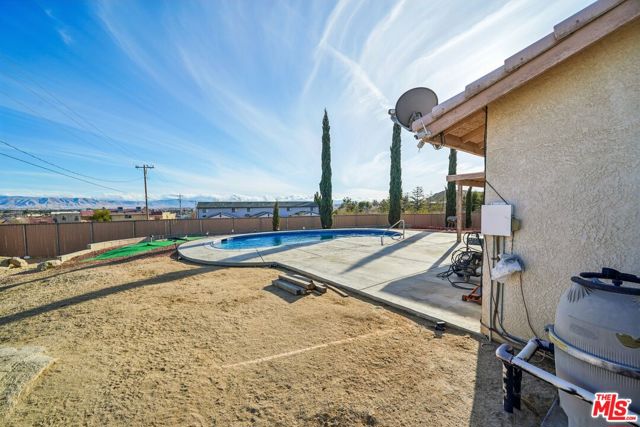 16185 Viho Road, Apple Valley CA: https://media.crmls.org/mediaz/b6435ec8-93c3-4717-b6de-b67b760e5391.jpg