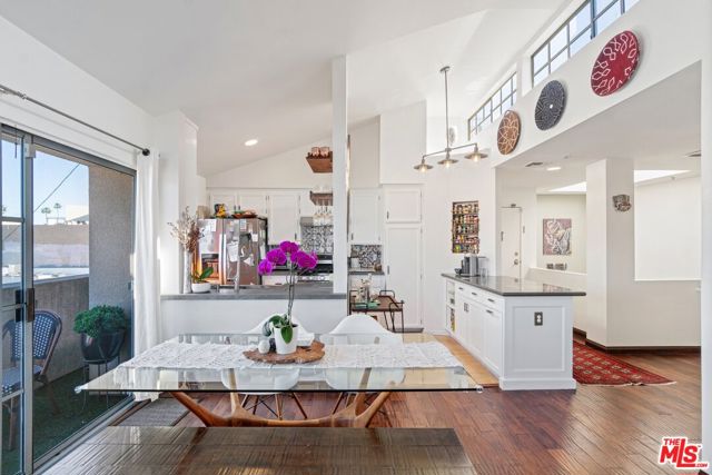 12311 Pacific Avenue, Los Angeles CA: https://media.crmls.org/mediaz/b643e9e3-9eb3-4adf-bbba-5ddb32131525.jpg