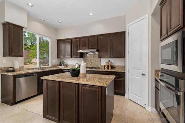 10518 Monterey Ridge Dr, San Diego CA: https://media.crmls.org/mediaz/b6448493-34d4-4c9d-9198-b3bf5a0fe62c.jpg