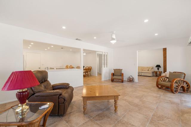 2050 Silver Oak Way, Hemet CA: https://media.crmls.org/mediaz/b64573ce-698a-445d-9769-9ebfc560c9be.jpg