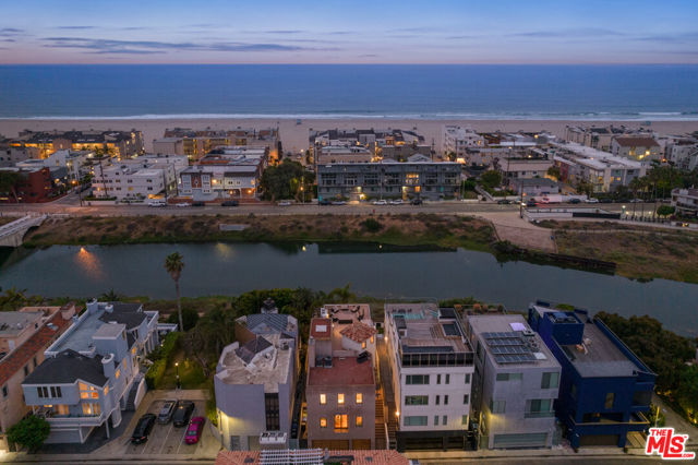 4115 Roma Court, Marina del Rey CA: https://media.crmls.org/mediaz/b64597a3-7f88-408d-a408-b4f1473f06c2.jpg