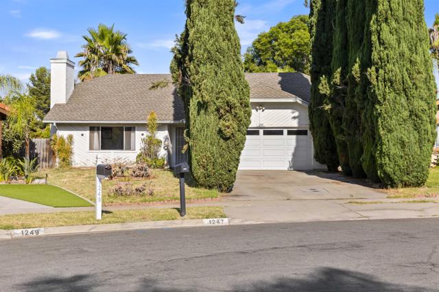 1247 Armstrong Cir, Escondido CA: https://media.crmls.org/mediaz/b6462117-17ee-41de-85ac-3a1db556da48.jpg
