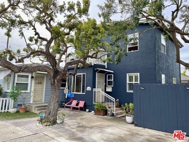 1205 Appleton Way, Venice CA: https://media.crmls.org/mediaz/b6466f85-aef1-4124-8f41-3652c0e973e3.jpg