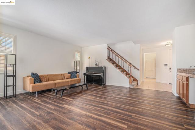 140 Ridge Crest Ct, Oakley CA: https://media.crmls.org/mediaz/b6471720-e767-4f7f-baed-f65b5ff70795.jpg