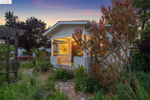 3701 Midvale Ave, Oakland CA: https://media.crmls.org/mediaz/b648bef0-d65f-4394-a5d5-531639af22c5.jpg