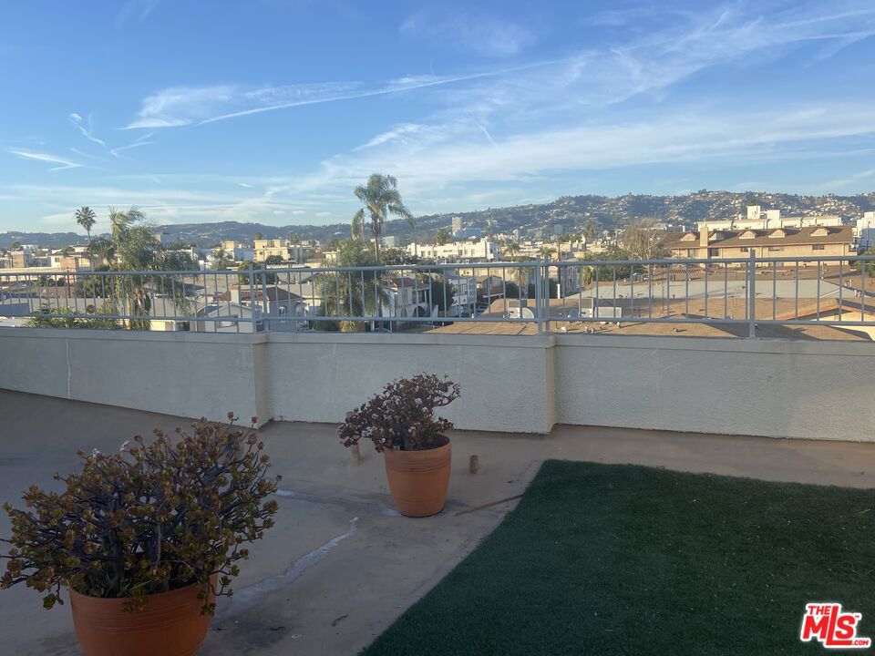 https://media.crmls.org/mediaz/b64a7b8d-3de8-448a-ab9d-5058959c8f3c.jpg?preset=X-Large