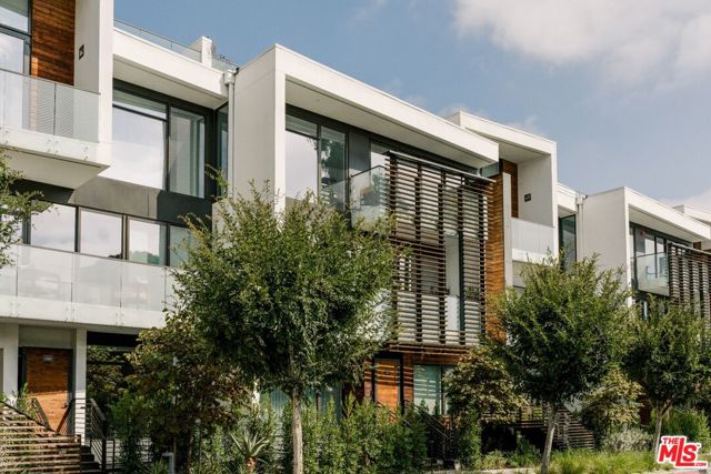 702 N Doheny Drive, West Hollywood CA: https://media.crmls.org/mediaz/b64bd7ab-6020-43ee-a274-9c14e5383e0c.jpg