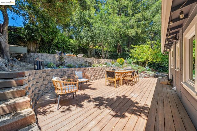7069 Saroni Dr, Oakland CA: https://media.crmls.org/mediaz/b64c89d8-211e-4e28-aa51-be44ec852405.jpg
