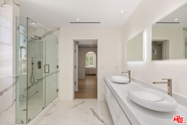 12330 Ridge Circle, Los Angeles CA: https://media.crmls.org/mediaz/b64cb9d2-b6ce-4459-a2c4-6476e9911ff8.jpg