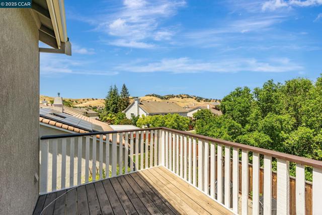 1039 Rolling Woods Way, Concord CA: https://media.crmls.org/mediaz/b64e8507-cd8b-4c55-8af0-3e6e6bdfa0b1.jpg
