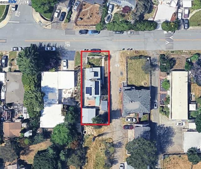 2019 E St, Hayward CA: https://media.crmls.org/mediaz/b64ecfcd-a834-41f1-9744-6e65ccf7bc28.jpg