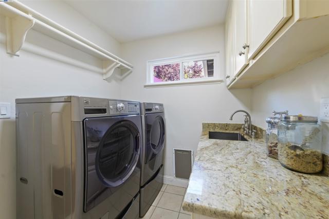 3338 Marsh Hawk Court, Pleasanton CA: https://media.crmls.org/mediaz/b6504a5a-ede7-4ef5-889c-7591d3432a53.jpg