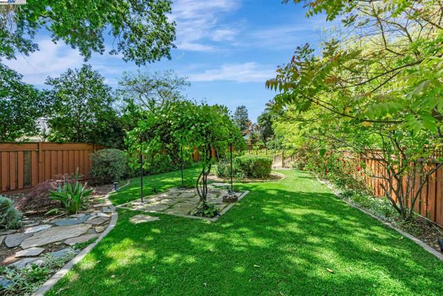 135 Cara Ct, Walnut Creek CA: https://media.crmls.org/mediaz/b65058cd-7ffc-4f27-b11b-08038d6fa727.jpg