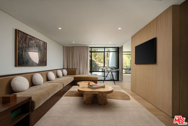 9509 Heather Road, Beverly Hills CA: https://media.crmls.org/mediaz/b650b97d-58d1-43a9-b81e-6a3ad4a2105f.jpg