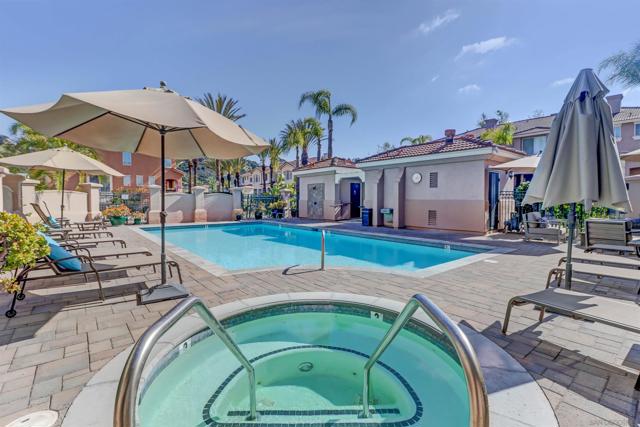 946 Camino De La Reina, San Diego CA: https://media.crmls.org/mediaz/b651eb16-fbc1-4792-bf0b-ea1e5028202a.jpg