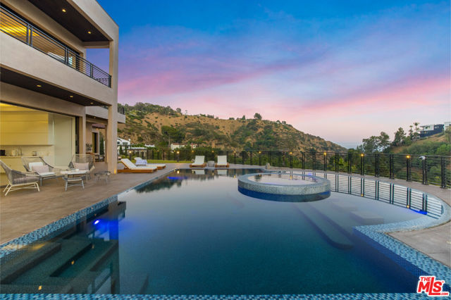 2501 Zorada Drive, Los Angeles CA: https://media.crmls.org/mediaz/b65294c7-dec4-44d7-854e-12690496132c.jpg