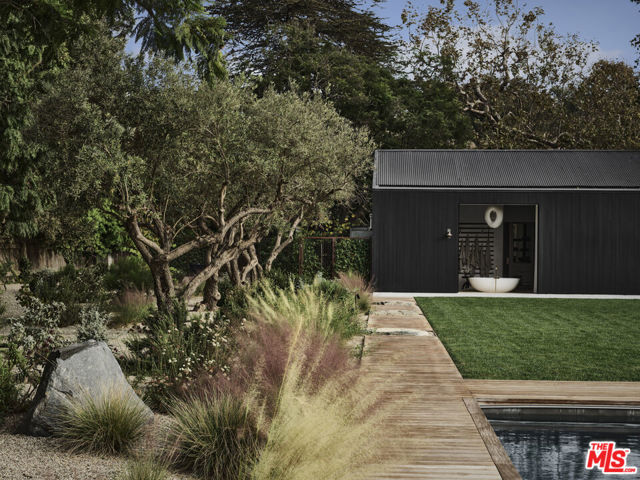 6153 Bonsall Drive, Malibu CA: https://media.crmls.org/mediaz/b6540c00-3cfe-4c49-8b4e-866584f51c5d.jpg
