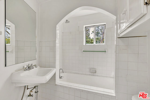 718 Vernon Avenue, Venice CA: https://media.crmls.org/mediaz/b654ff5f-34fb-4a6b-b00d-6a95081f4fe4.jpg