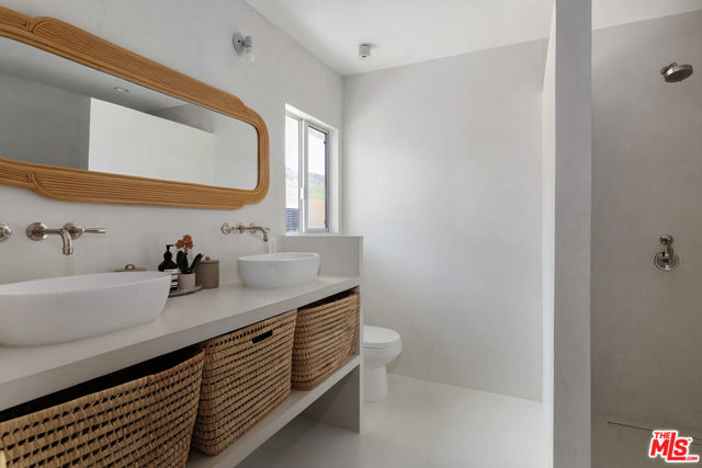 5544 W 63rd Street, Los Angeles CA: https://media.crmls.org/mediaz/b65515ee-926f-444a-bc8c-5cf8f91798cc.jpg