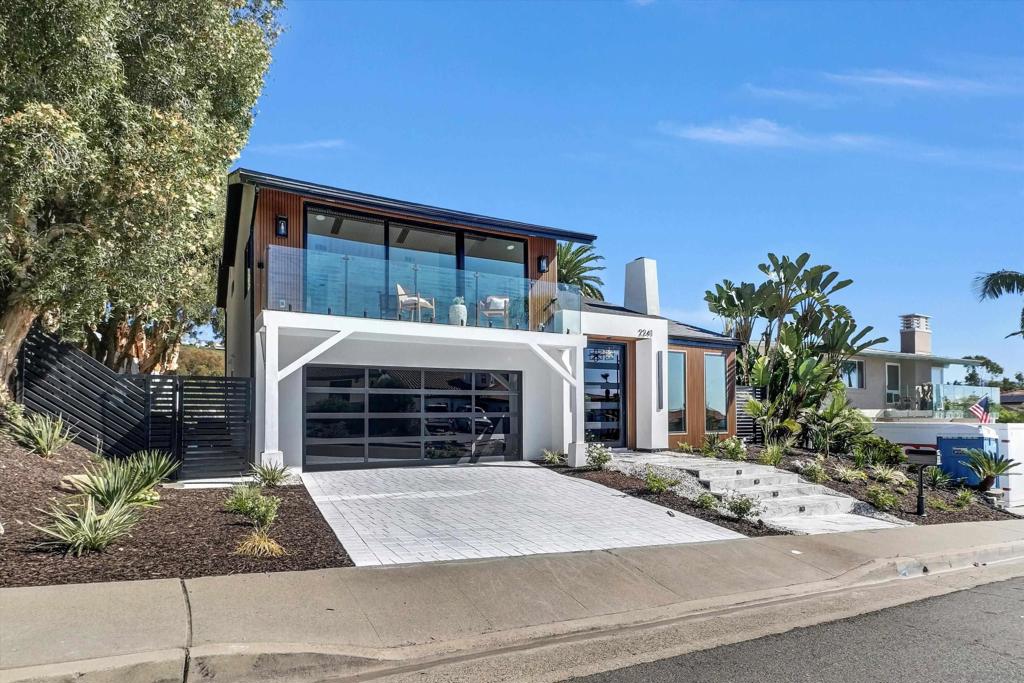 2241 Avenida Salvador