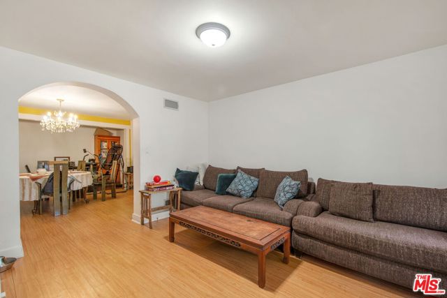 7231 Vanalden Avenue, Reseda CA: https://media.crmls.org/mediaz/b656c428-bc12-4038-ad13-86d3bd2134b0.jpg