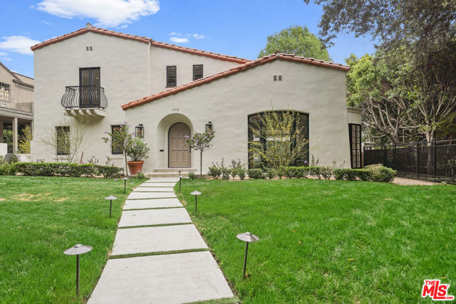 712 N RODEO Drive, Beverly Hills CA: https://media.crmls.org/mediaz/b6575d5c-a5e1-4bee-9dd4-4298e82f836a.jpg
