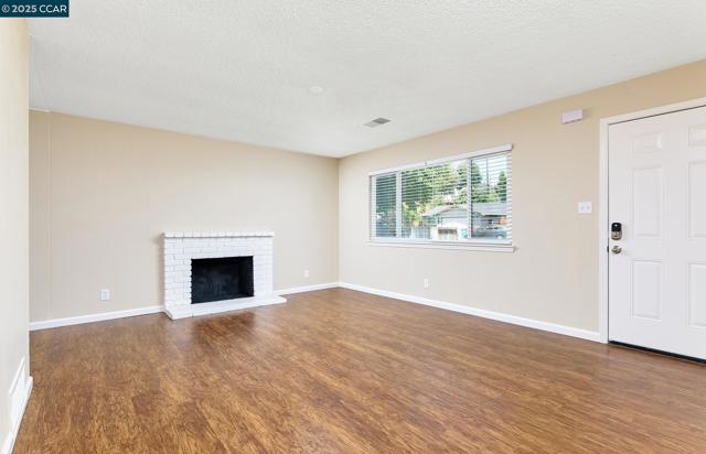 345 Swan Way, Vallejo CA: https://media.crmls.org/mediaz/b657c109-b8ee-43a6-a72a-7dab16f5a6ce.jpg