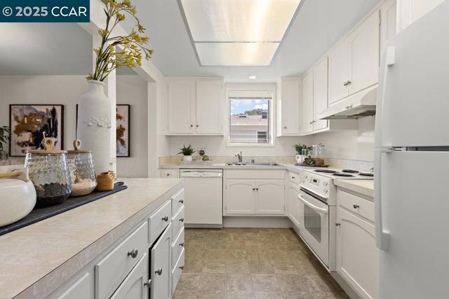2200 Pine Knoll Dr, Walnut Creek CA: https://media.crmls.org/mediaz/b6584b6b-7deb-4bfe-8bb8-cac32159f801.jpg