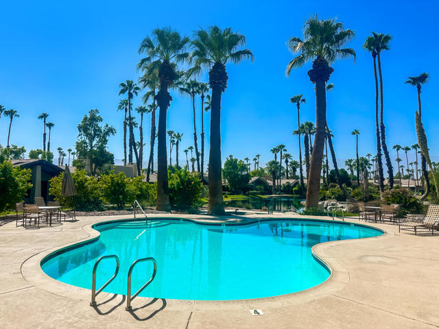 186 Running Springs Drive, Palm Desert CA: https://media.crmls.org/mediaz/b658fb52-bea9-4cd6-a1a2-4e59a08ed7d4.jpg