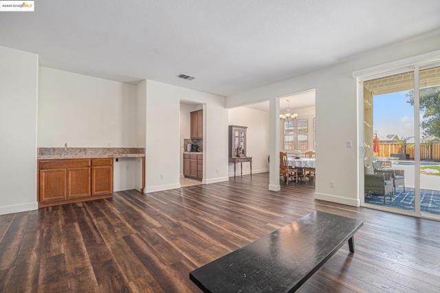 140 Ridge Crest Ct, Oakley CA: https://media.crmls.org/mediaz/b659393b-2043-4614-aaec-cb2429ec2789.jpg