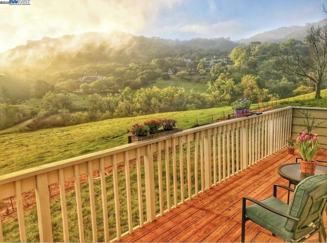 1228 Copper Peak Ln, San Jose CA: https://media.crmls.org/mediaz/b6595eab-1f5c-4b2b-aeed-14f3df95b7a8.jpg