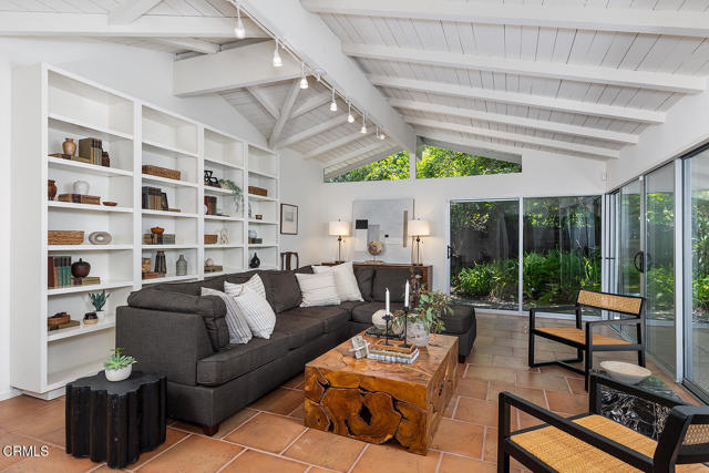 1199 Arden Road, Pasadena CA: https://media.crmls.org/mediaz/b6598ec0-7dbc-446b-bae3-9e9b7ea0b331.jpg
