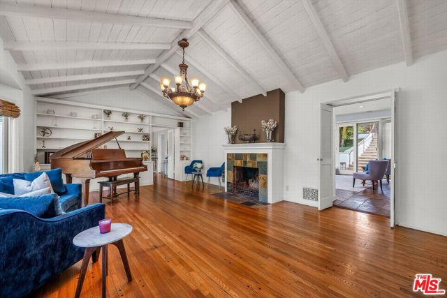 10321 Rochester Avenue, Los Angeles CA: https://media.crmls.org/mediaz/b659d6bb-0a02-4678-a40c-48e69b86270c.jpg