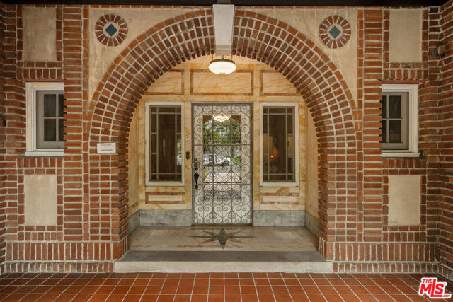 1130 Westchester Place, Los Angeles CA: https://media.crmls.org/mediaz/b65a0288-d7bc-426b-bc23-c981825b41b6.jpg