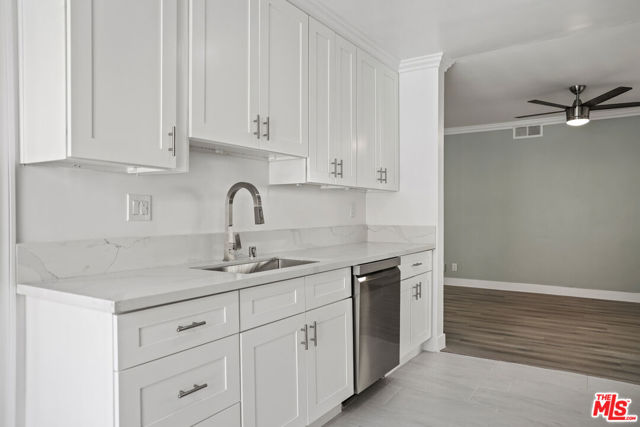 11860 Chandler Boulevard, Valley Village CA: https://media.crmls.org/mediaz/b65a2e17-ac2f-4a65-a70a-441c881998e0.jpg