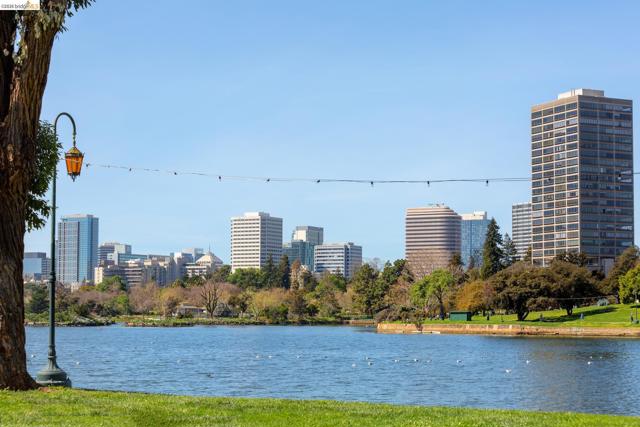 565 Bellevue Ave, Oakland CA: https://media.crmls.org/mediaz/b65b4ee0-3488-442a-9137-2d98d237d488.jpg