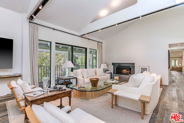25010 Jim Bridger Road, Hidden Hills CA: https://media.crmls.org/mediaz/b65de580-3514-4eb4-ad8a-a5bf2e32fbe5.jpg