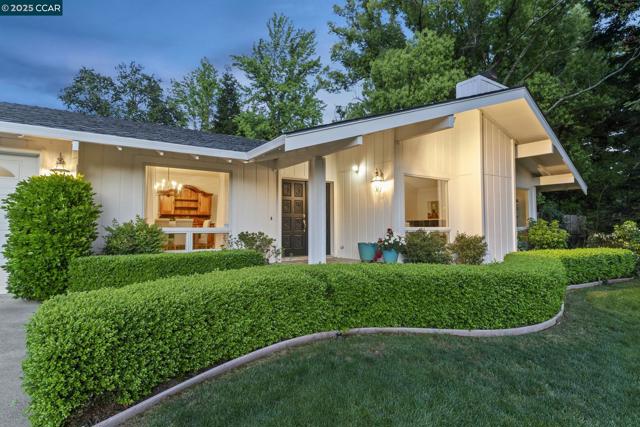 120 Heritage Oaks Pl, Alamo CA: https://media.crmls.org/mediaz/b65e4098-be32-497b-b60d-b846b25d316d.jpg