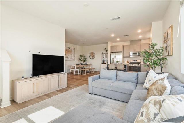 5464 Shorefront Dr, San Diego CA: https://media.crmls.org/mediaz/b65e7514-55bc-4930-84e7-eb14e20a65a2.jpg