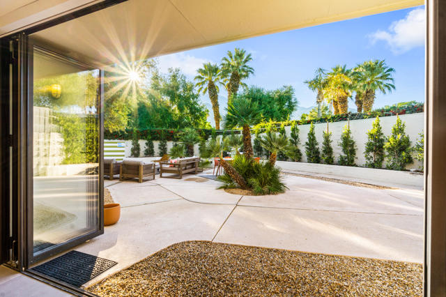130 W Racquet Club Road #308, Palm Springs, CA 92262