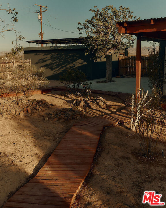 https://media.crmls.org/mediaz/b65eddec-ca4a-4e27-b6e3-6bf752e97484.jpg?preset=X-Large