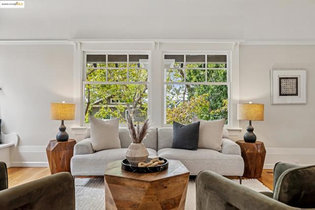 118 Hillside Ave, Piedmont CA: https://media.crmls.org/mediaz/b65f7266-4170-449e-bf03-bed9713e4339.jpg