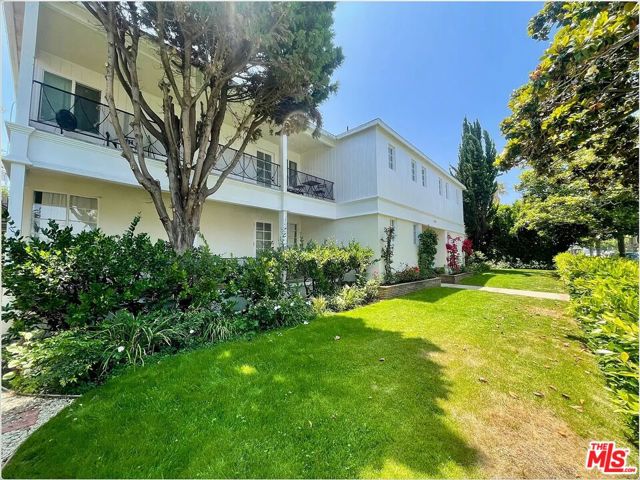 1212 10th Street, Santa Monica CA: https://media.crmls.org/mediaz/b65fabde-7239-4f67-b9cd-9989c2c2d443.jpg