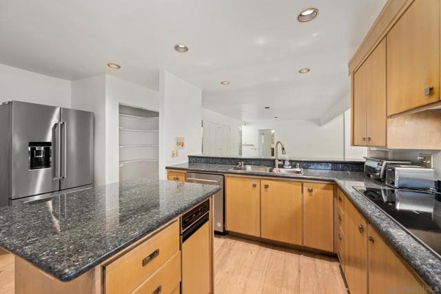2195 Hayden Way, San Diego CA: https://media.crmls.org/mediaz/b6608b94-eece-4b7a-ba09-1e2dda9368de.jpg