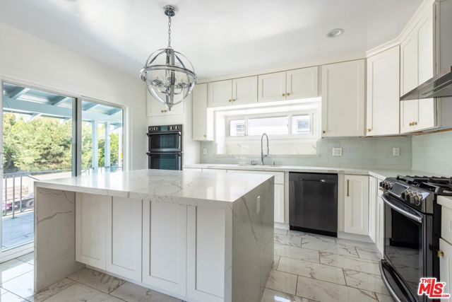 1040 N Crescent Heights Boulevard, Los Angeles CA: https://media.crmls.org/mediaz/b660e20b-a0d2-436c-8e6a-989ec371d345.jpg